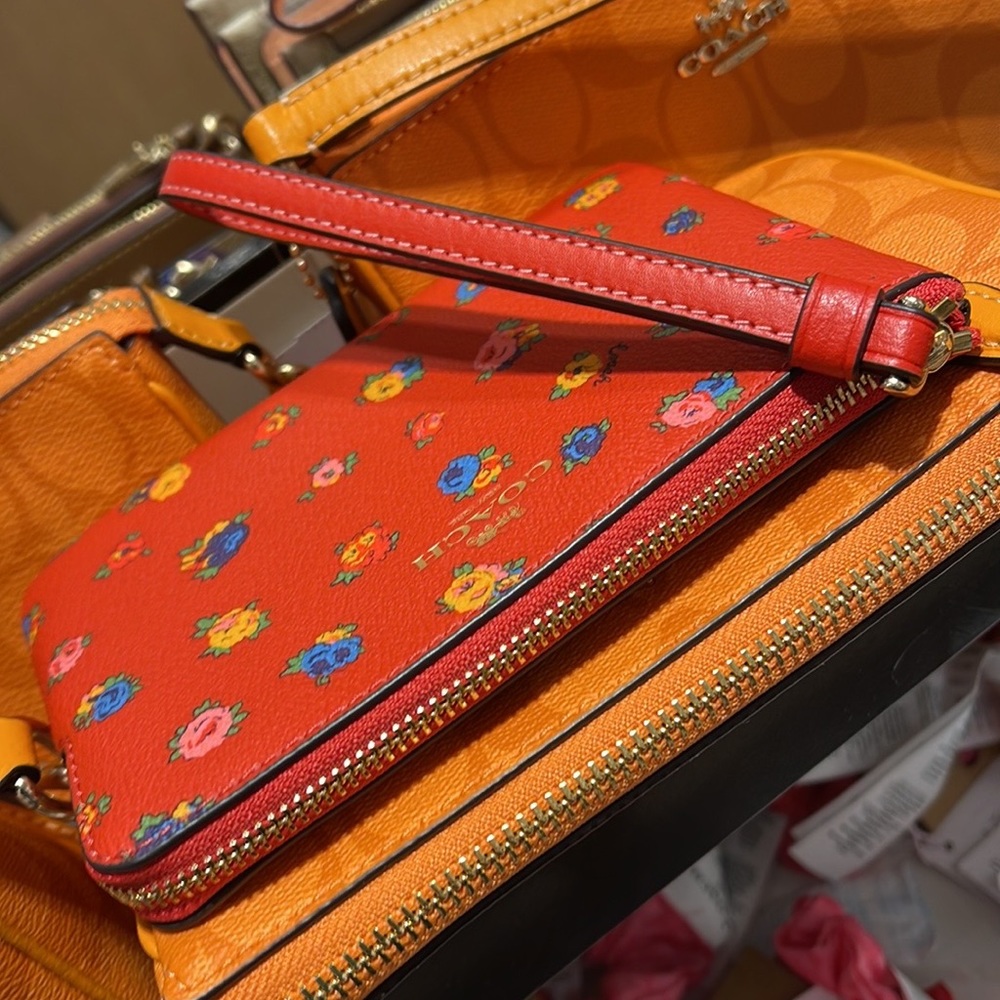 Coach Corner Zip Wristlet With Mini Vintage Rose Print
IM/Miami Red Multi - Picture 15 of 16